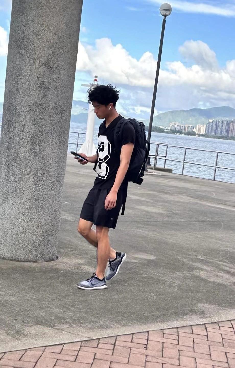 谢振轩的身高已经超过了180厘米。
他不再是那个躲在妈妈身后的小孩。
现在，他走