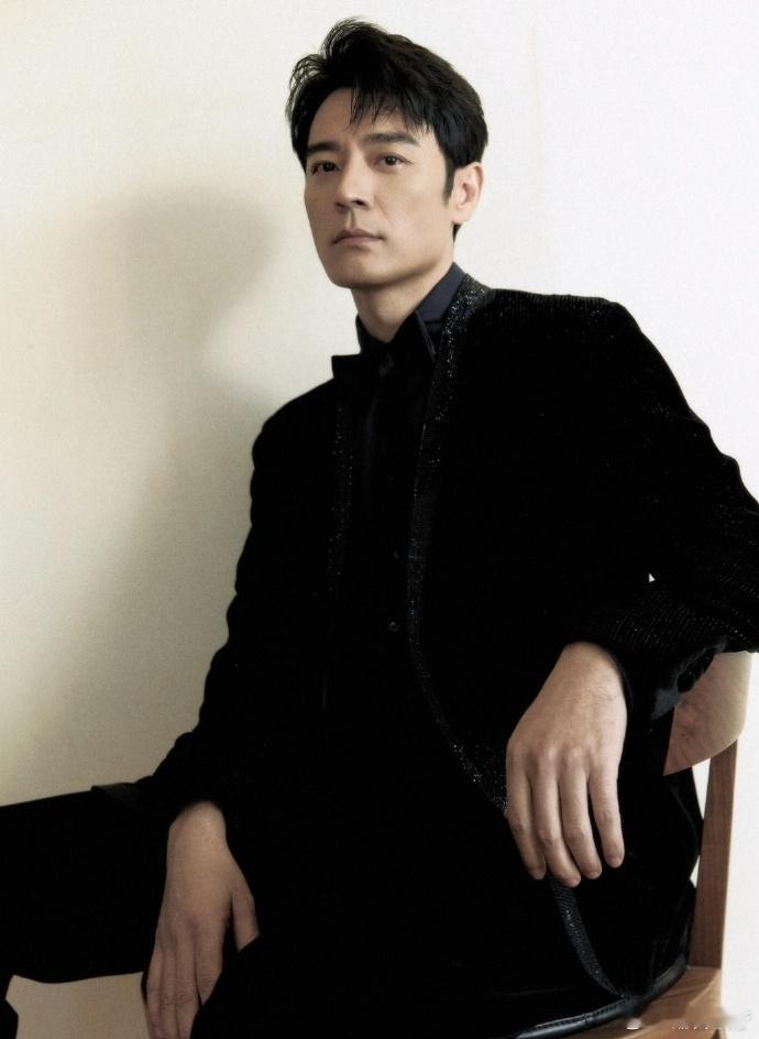 披荆斩棘直播高能名场面！李光洁低音炮rap惊艳登场，磁性嗓音自带颗粒感，舞台氛围