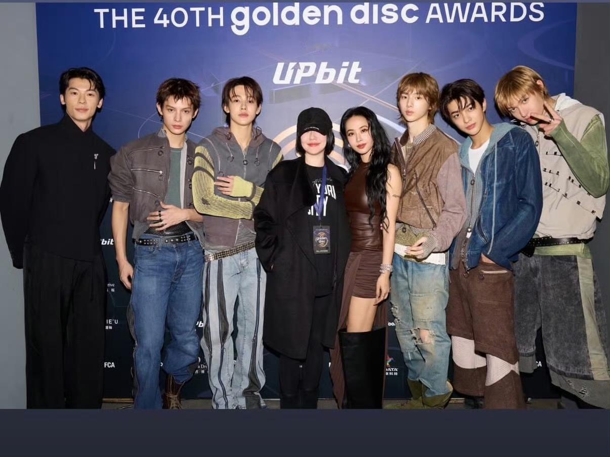 小S妥妥的C位啊，就连蔡依林也只能站旁边，许光汉靠边站了

金唱片颁奖后，小S、