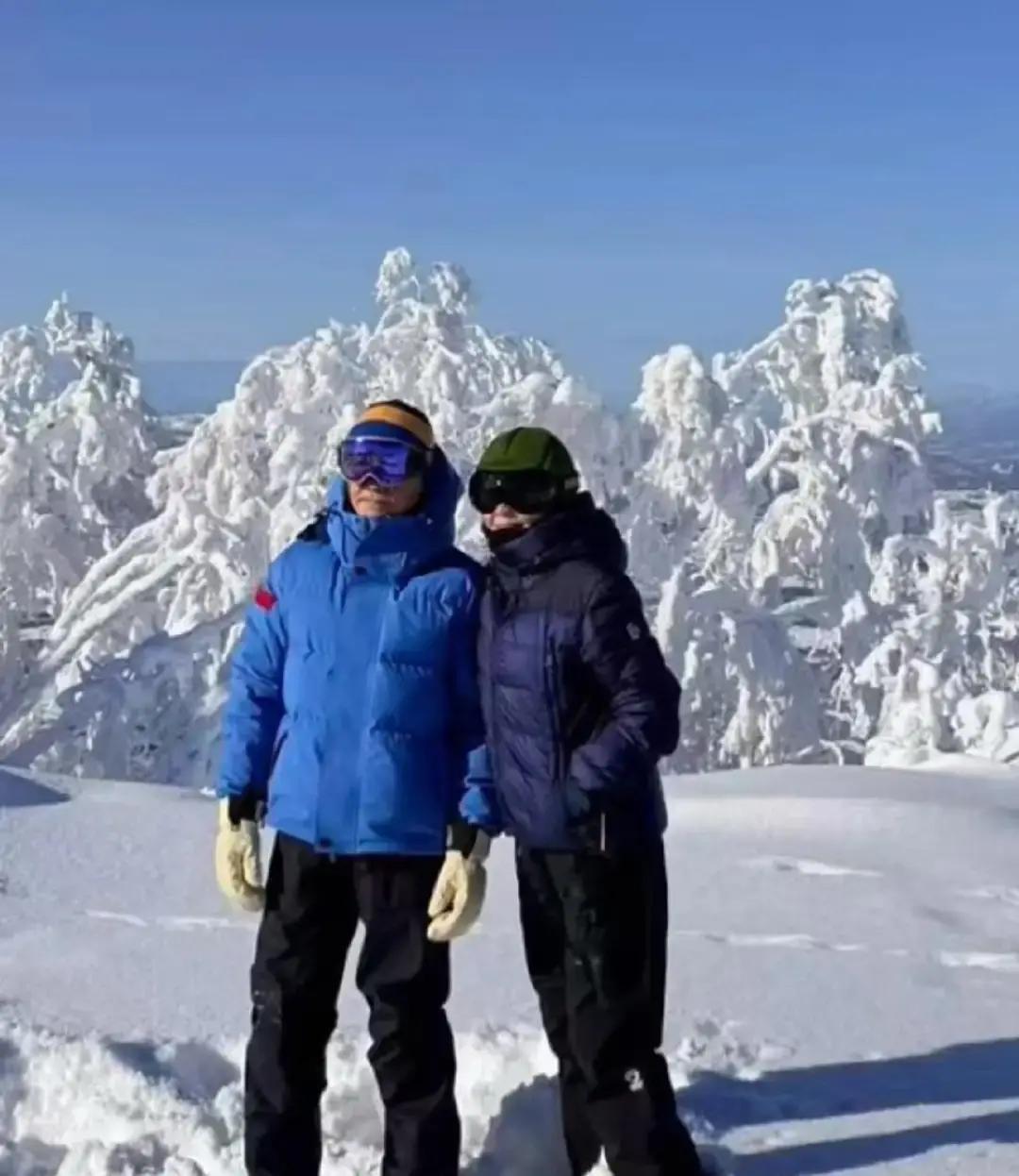 刘嘉玲梁朝伟在富良野滑雪被偶遇，没过两天王菲带李嫣在札幌吃拉面也被拍到，两地车程