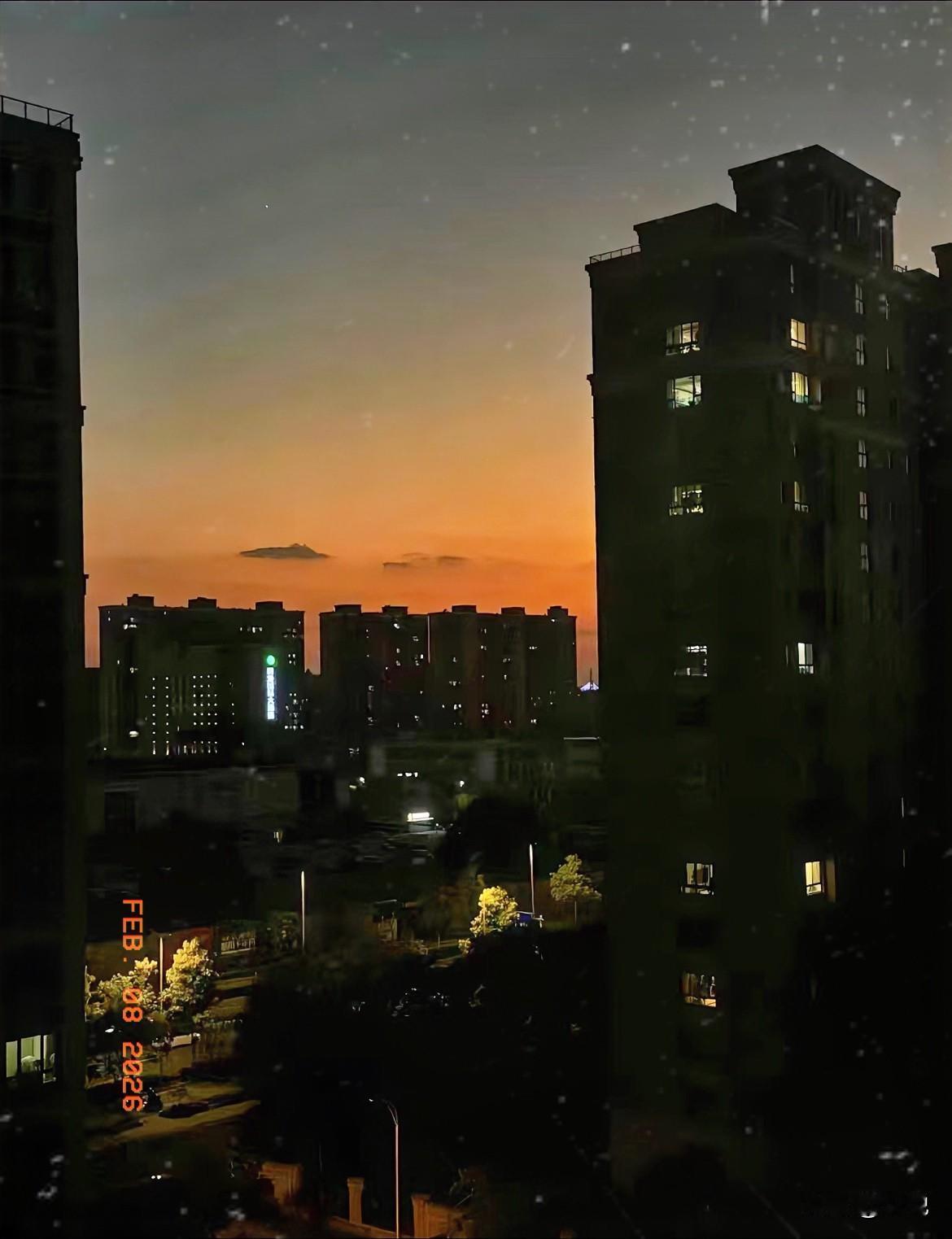 人到中年，总有人说“都这岁数了，凑合穿就行”，可认真打扮从不是年轻人的专属，而是