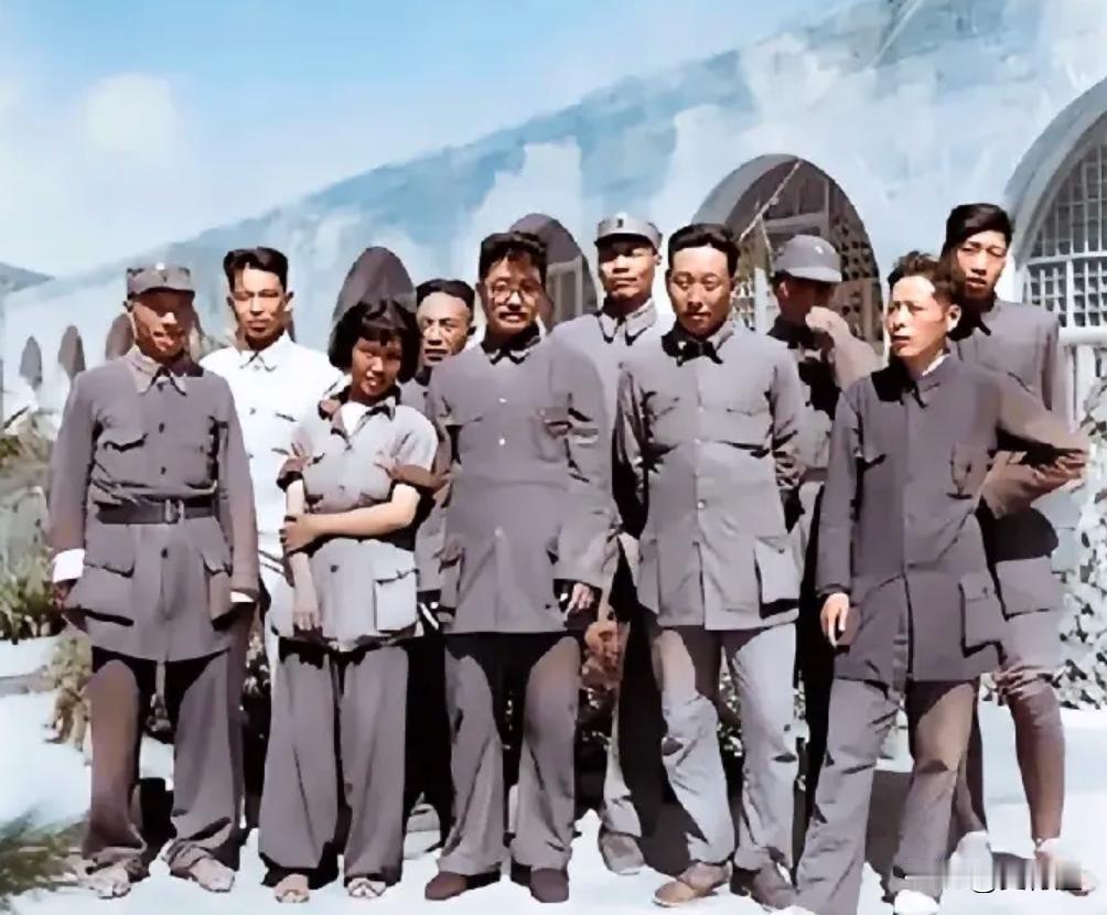 1942年，46岁的贺老总和26岁的薛明在延安举行了极为简单的婚礼。
从这张合影