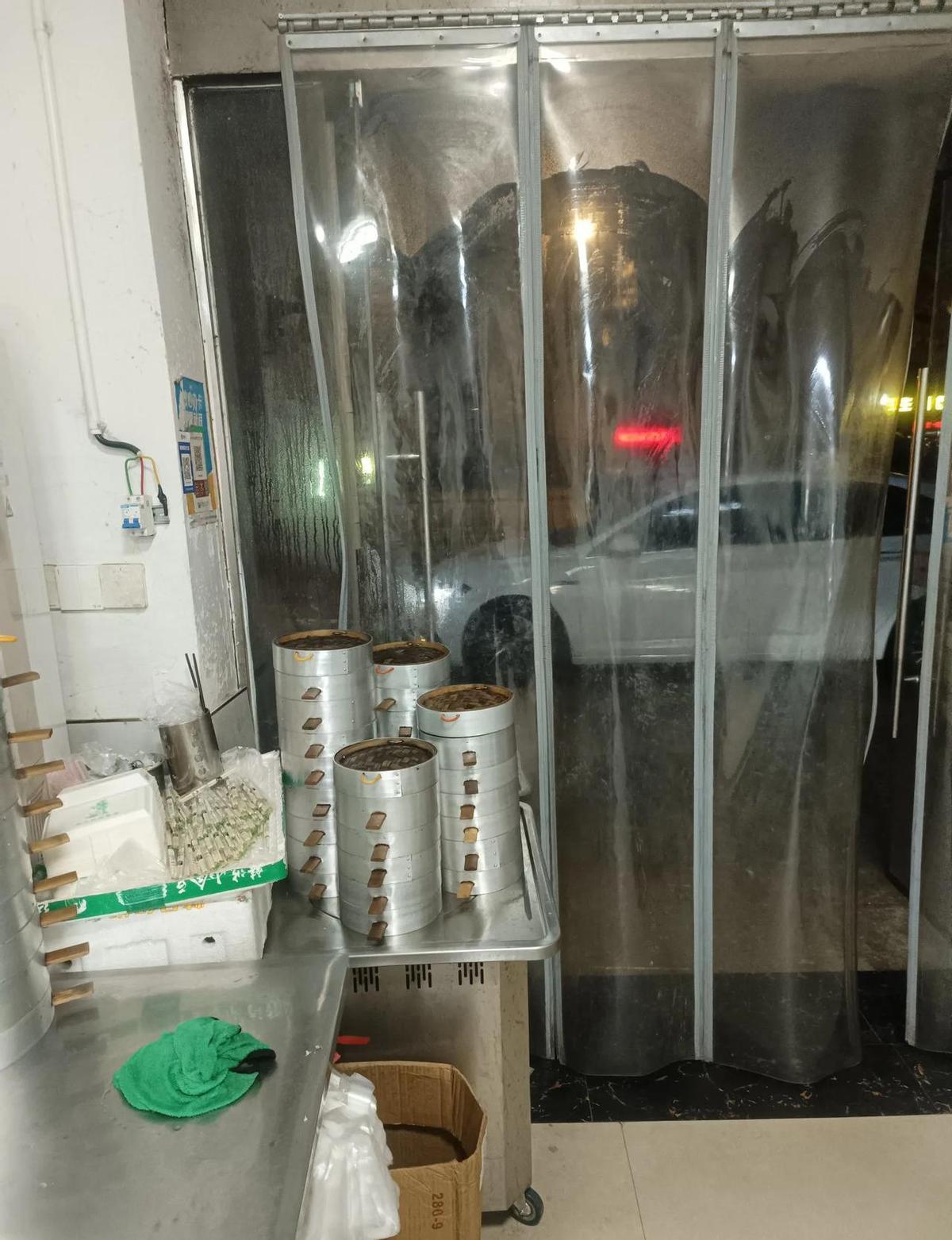 当众嫌弃牛肉给得少，让老板在饭点直接下不来台，谁能想到晚上这阿姨又带着孙子杀了个