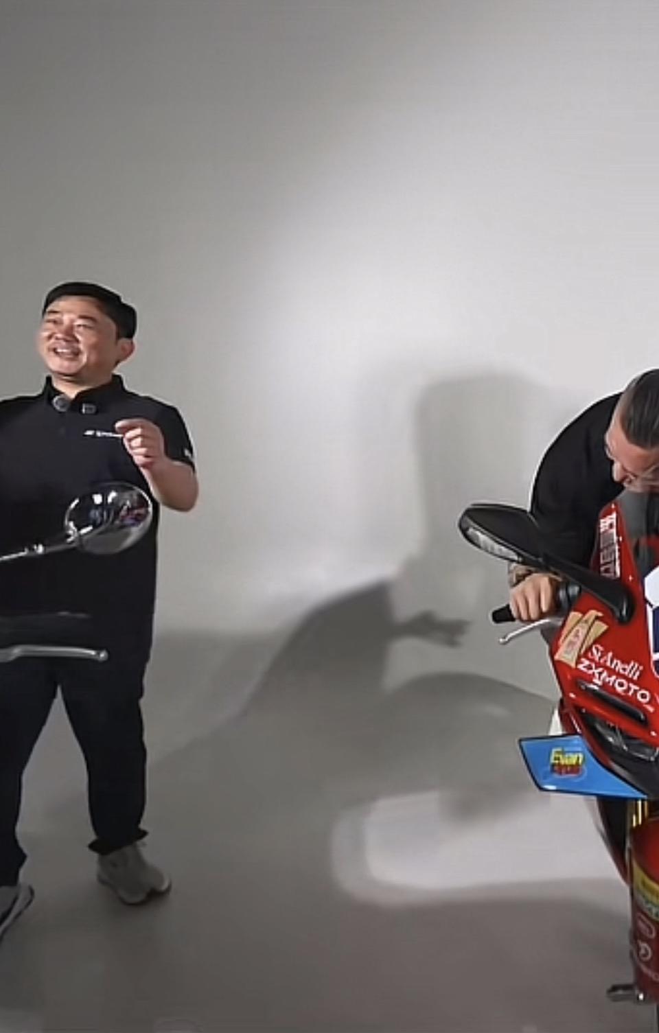 🚴‍♂️ 复古摩托带你穿越时光，感受经典魅力！