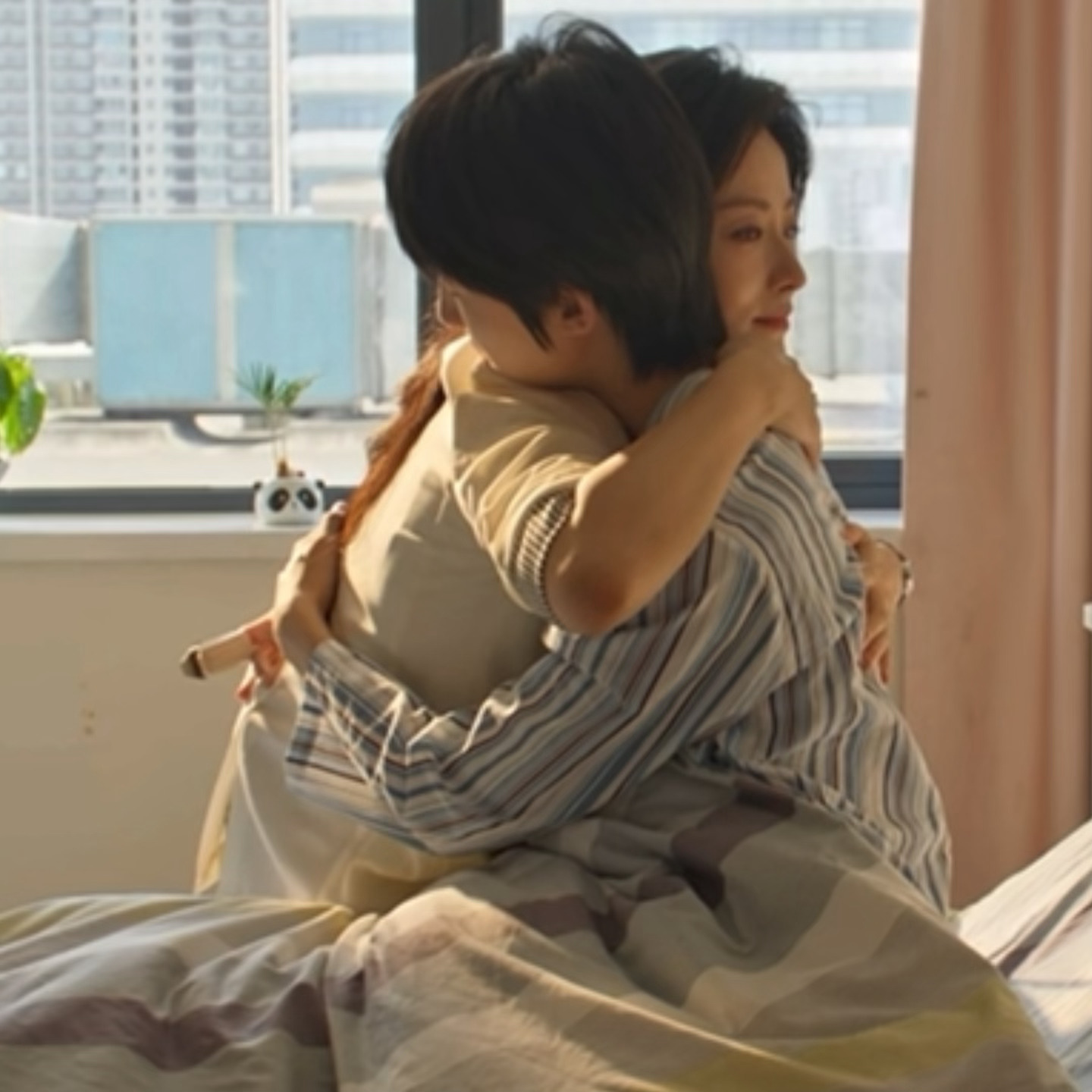 明明是自己生病 还轻拍妈妈背安慰对方🤧 
