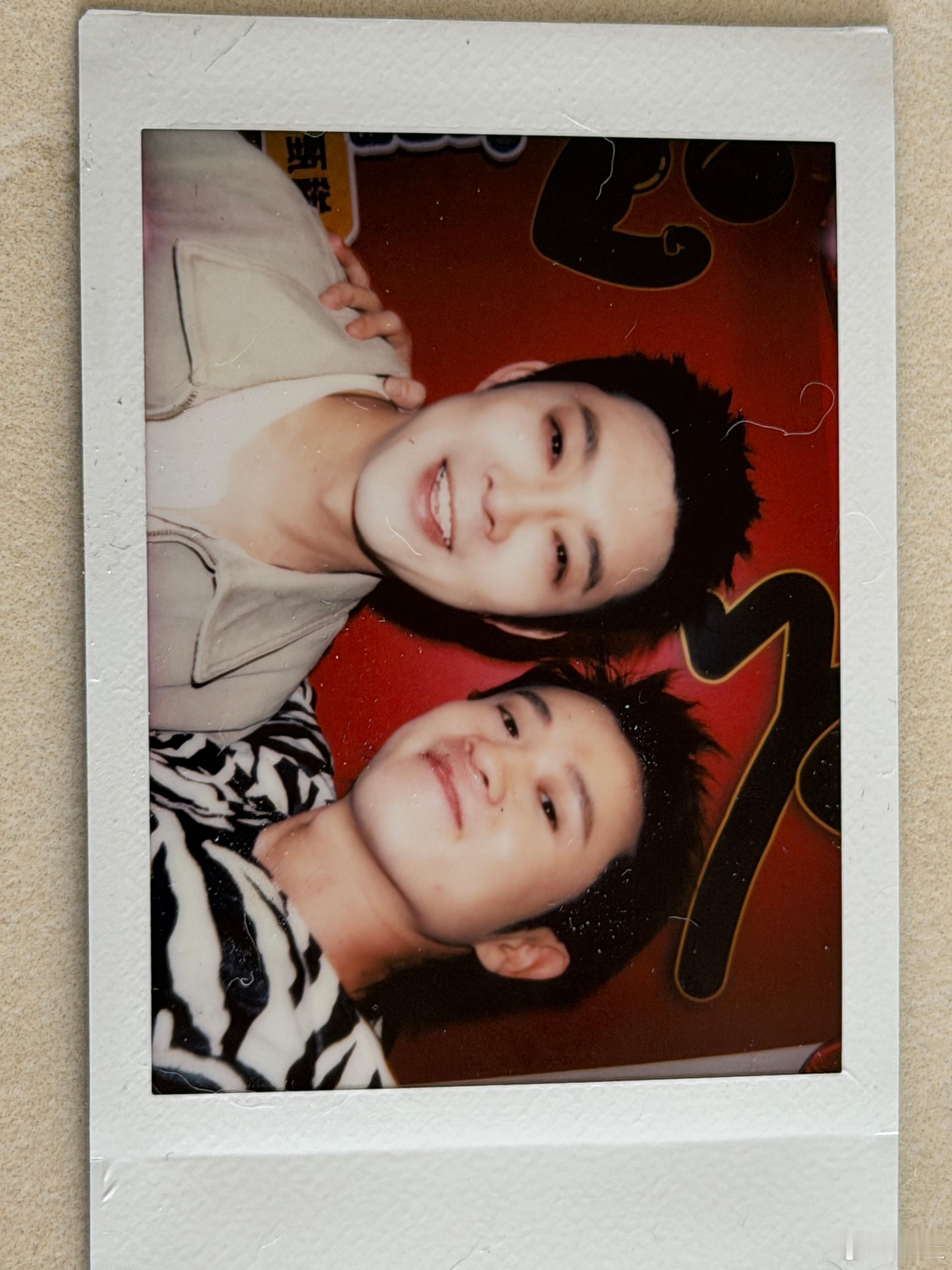 王勉晒五哈团拍立得合照居家录制氛围感直接拉满，五哈团褪去镜头束缚随性相处，氛围轻