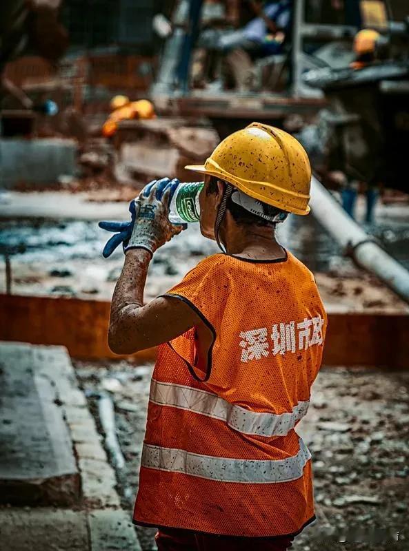 今天是5月1日，早上8点半被机器声吵醒，向窗外看去，一名工人在用切割机割小区路面