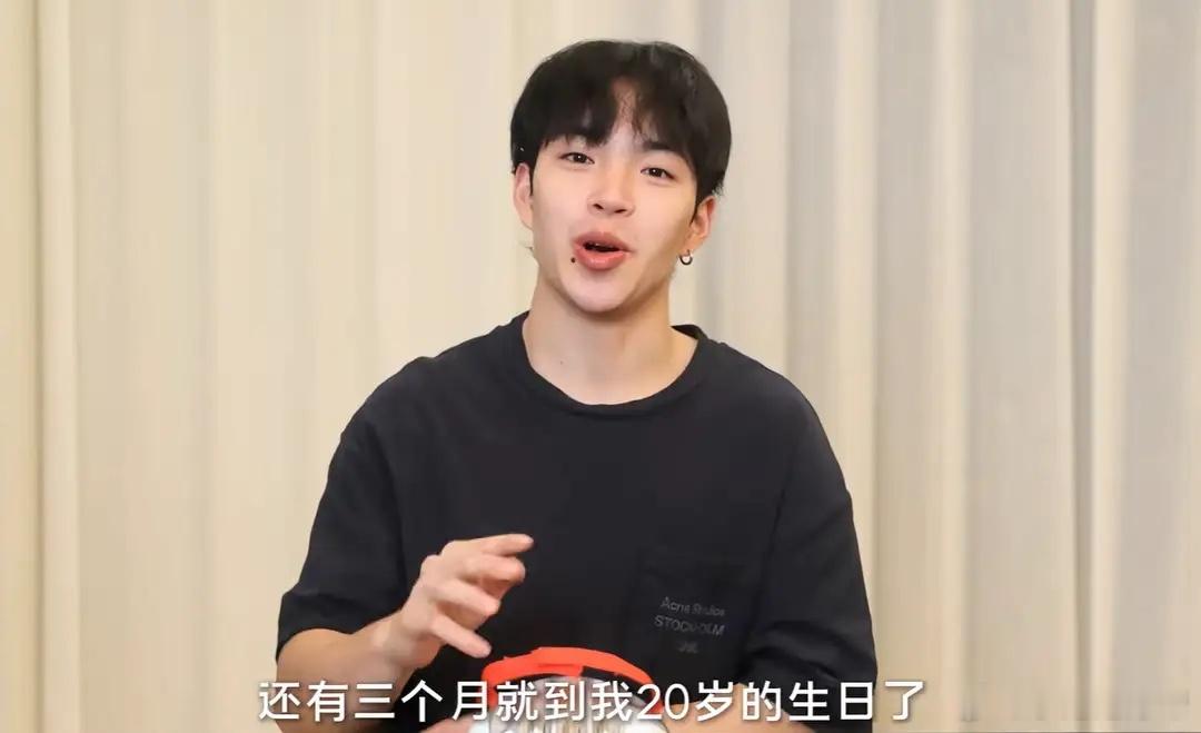 王中磊19岁儿子公开谈过恋爱，被妈亲吻脸红，怕找不到工作会读研！ 