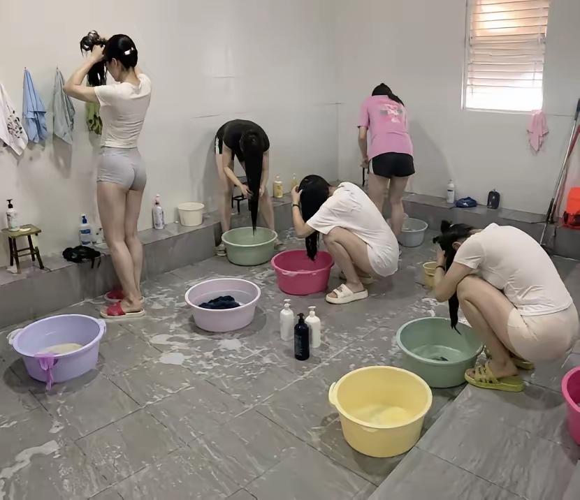 现在的大学生不会懂，我们那时候洗头有多难

刷到这张照片，愣了好半天。
 
这格