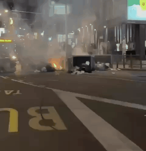 塞尔维亚总统武契奇说：“我们正在与西方国家的强大机器作斗争，他们想通过“颜色革命