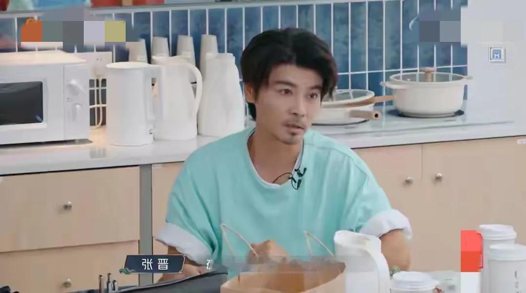 张晋在节目中爆料：“在四月份的时候我差点死掉了。”
李连杰更新动态：“身体硬件坏