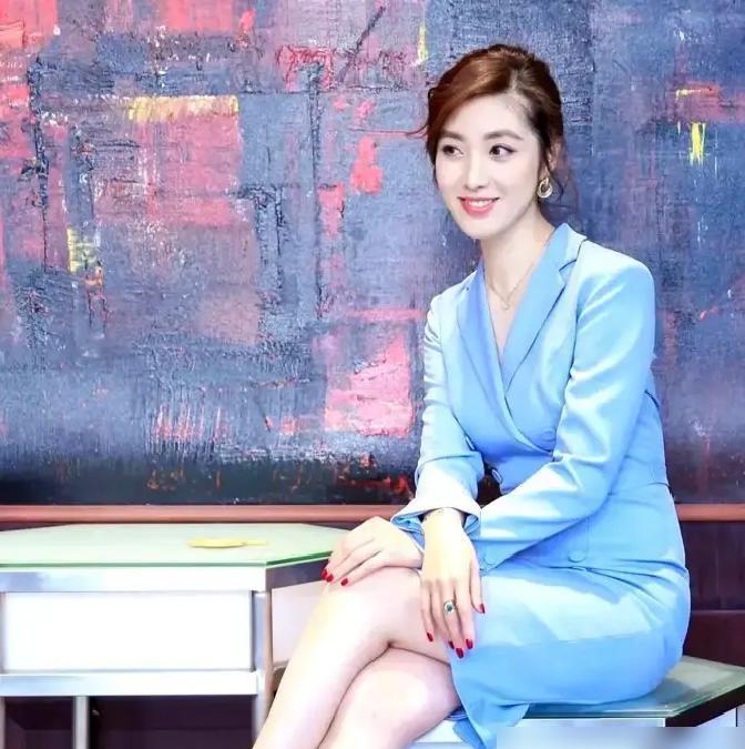 很多人以为电视圈还讲“熬资历”。
在上海，先被看见的人，先上桌分蛋糕。
冯琳