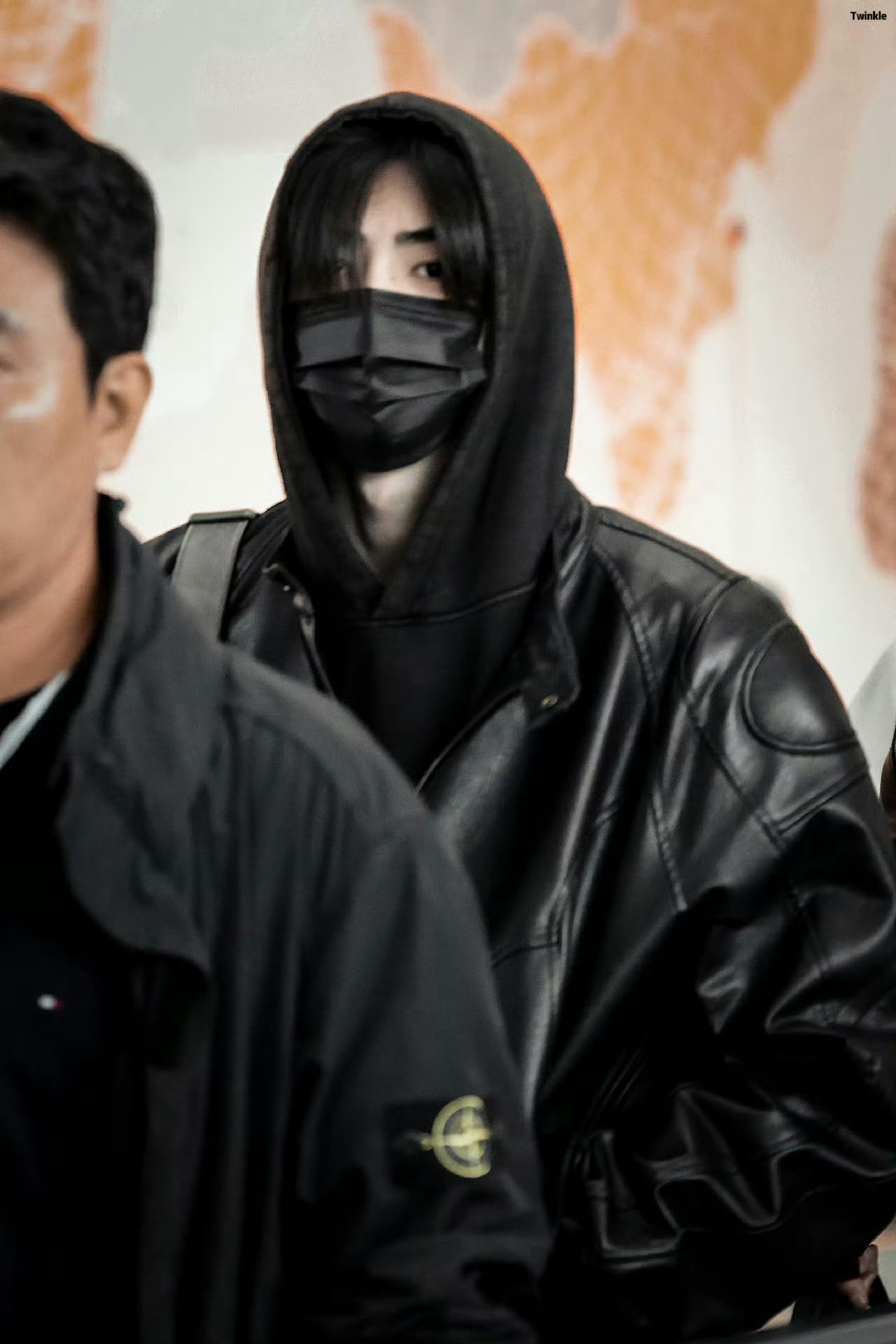 朴成训今日份机场路透ALL BLACK大帅哥机场变秀场！！好帅啊[抓狂][抓狂]