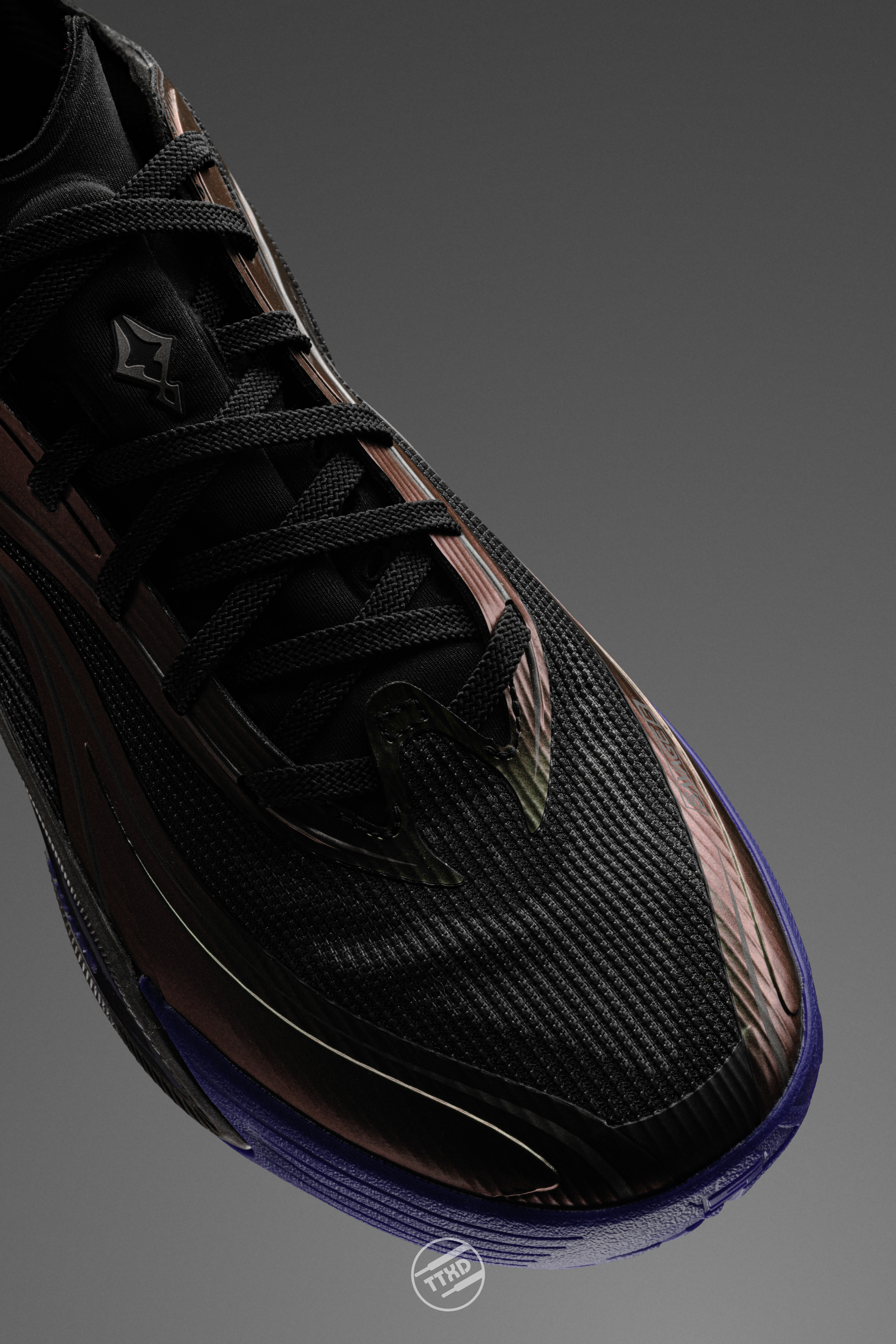 安踏 轻狂5氮80中底+4指爪型碳板+LTR液态橡胶，贴地感、缓震下限和前向助力