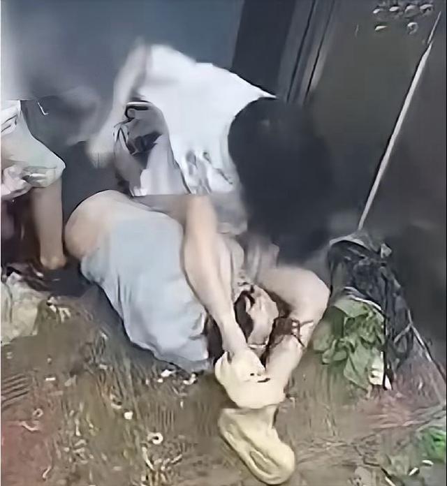 女人在电梯里打人，最让人难以原谅的有两点：其一，教唆自己的孩子一同参与打人；其二