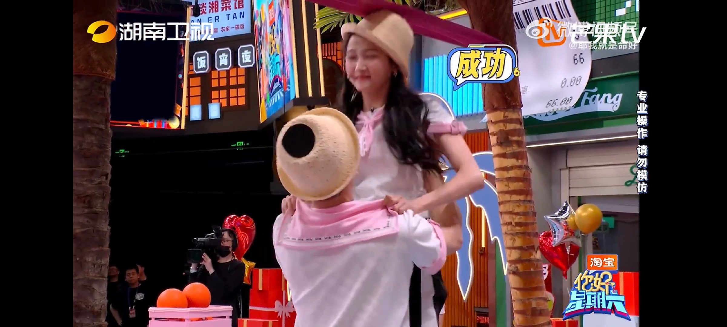 关晓彤李昀锐举高高好甜关晓彤李昀锐合照氛围感这种近距离的温柔互动真的甜度满分，没