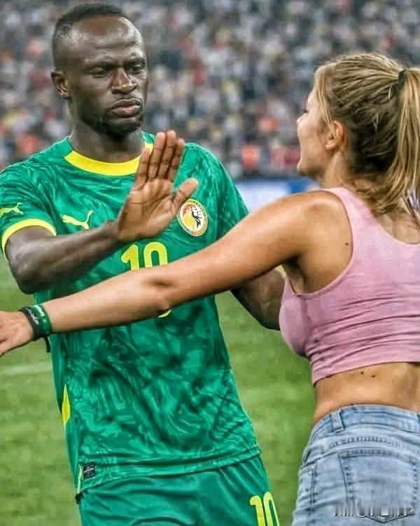 塞内加尔球星马内近日回应了2025年非洲杯期间拒绝拥抱一位女球迷引发的争议。此前