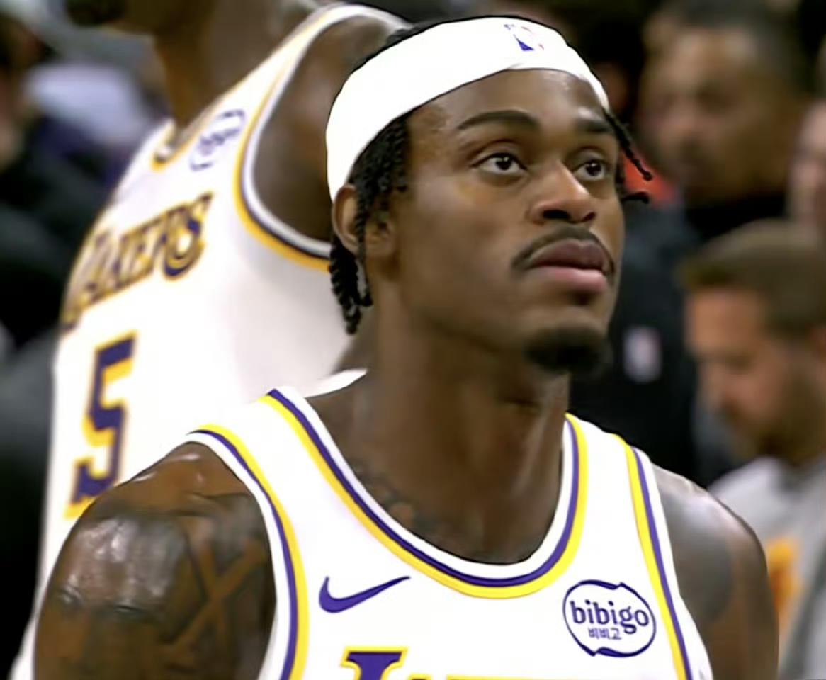 范德彪怒怼狄龙！
被雪藏一个月的范德彪，用6个前场篮板+2抢断1盖帽的完美防守，