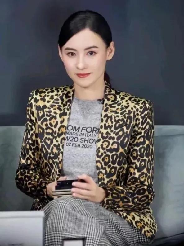 张柏芝，一位才华横溢的演员，她的演艺生涯充满了无数的闪光点。
 
张柏芝以其出色