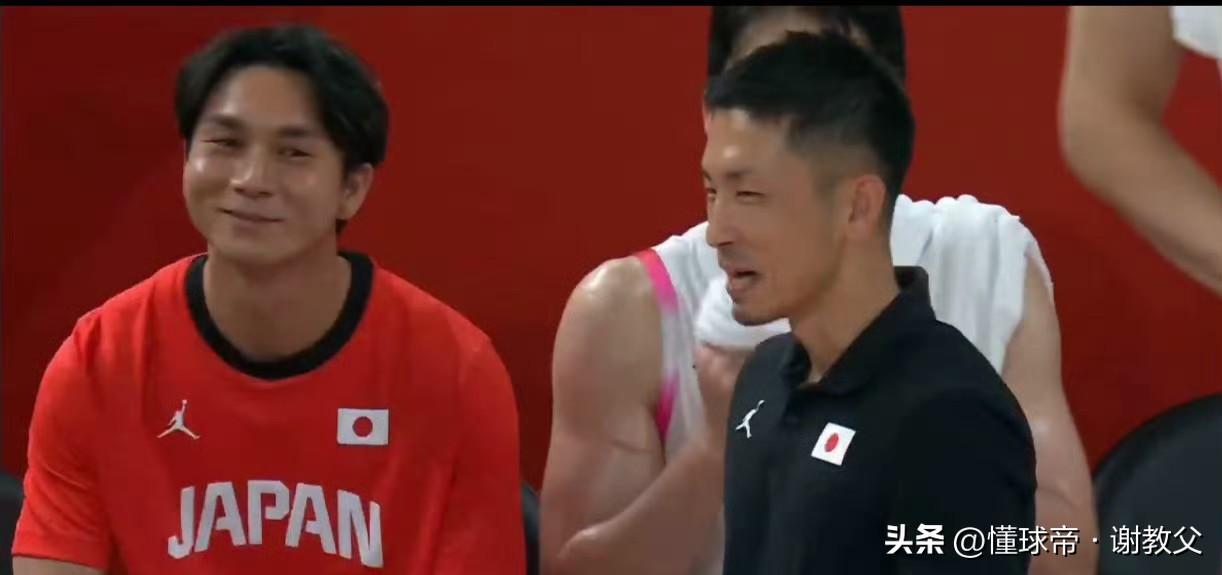 特殊的日子，这一幕格外刺眼，男篮大比分输给日本男篮，日本队教练与球员的笑容和动作