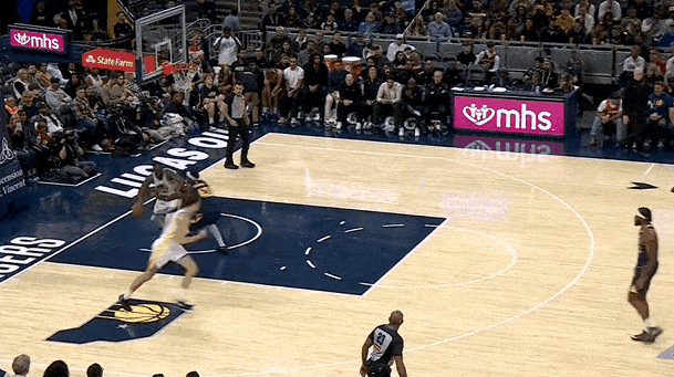 阿泰附体！追梦这一大肘子真狠！
在今天NBA常规赛勇士对阵步行者的第四节初，格林