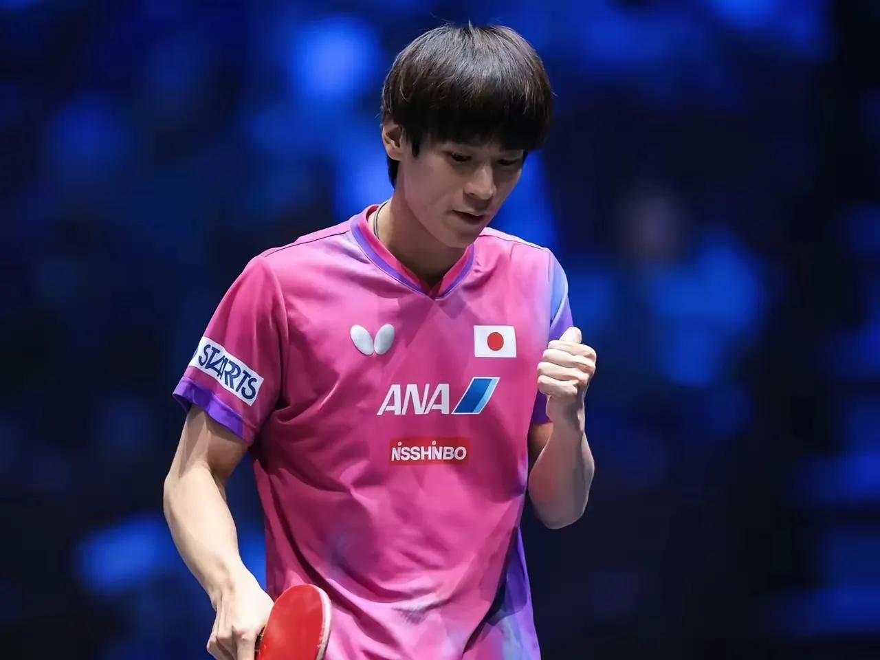 如果说户上隼辅是一头横冲直撞的猛兽，那王楚钦就是全场最冷静的围猎者！
 
户上隼