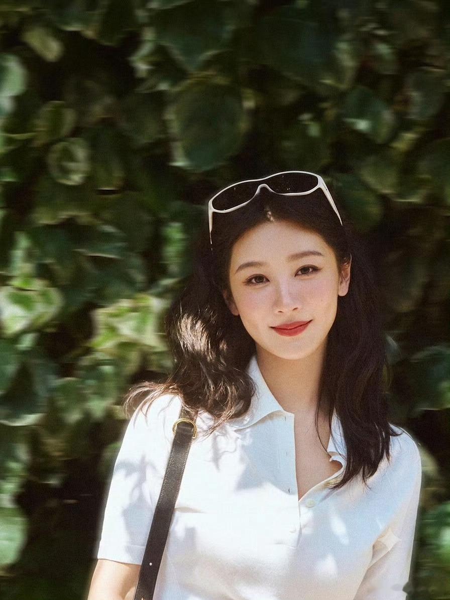 杨紫杨紫风云A9大秀现场红气养人我们的视后大秀现场是温婉大气，红气养人，真的美爆