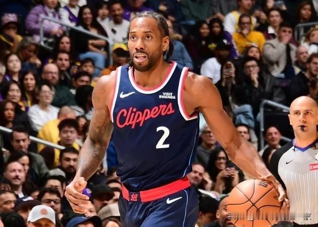 真受伤还是被受伤？小卡31分爆发后遭换下，疑似与泰伦卢激烈争执
湖人快船德比战末