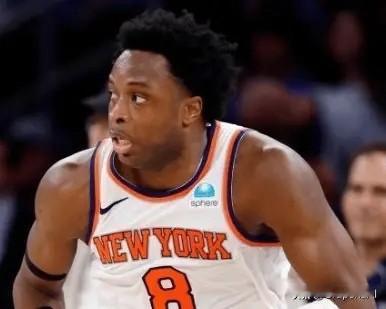 根据美国记者Shams的消息，尼克斯球员OG-阿奴诺比左腿筋拉伤，将在两周后重新