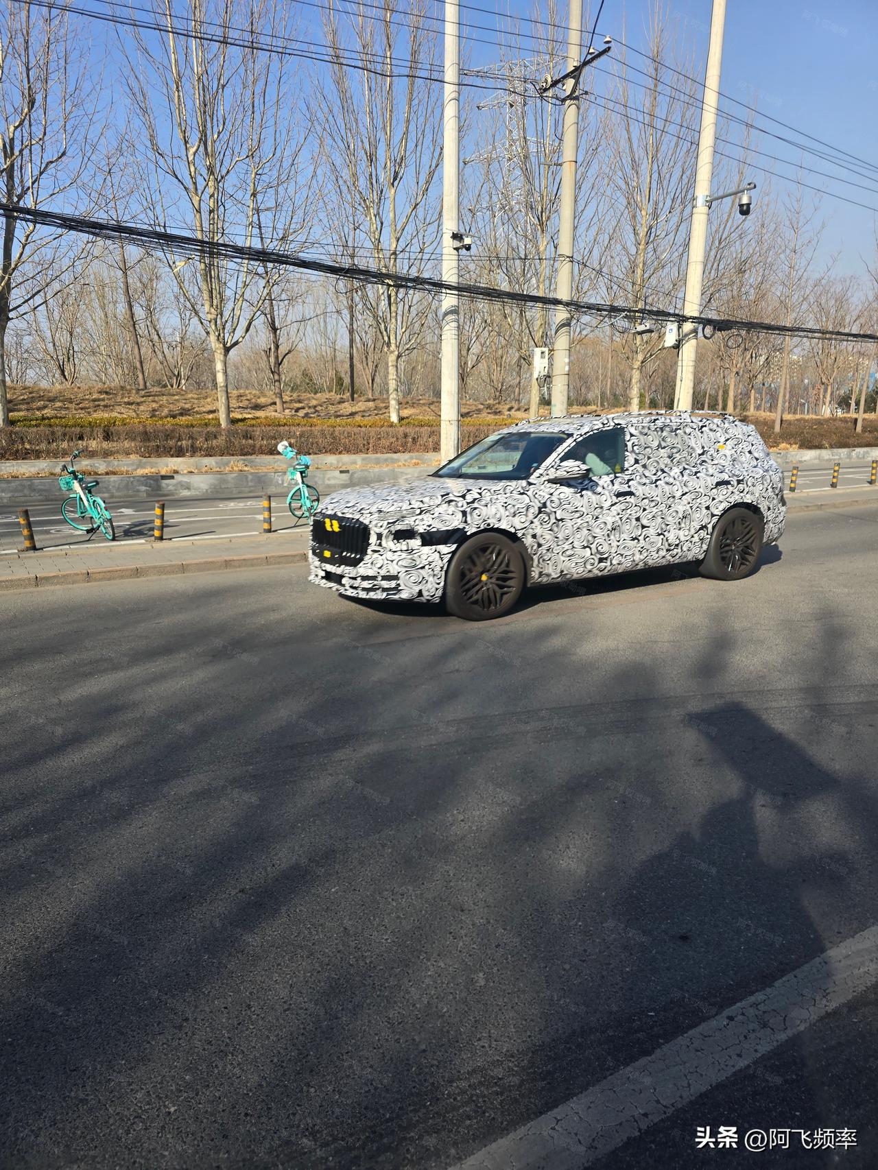 北京街头偶遇 Q9测试车
这款车将是奥迪体型最大的SUV，计划在2026年发布，