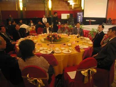 《晚宴》七律
华堂烛耀笑声扬，美味珍馐满桌香。
酒绿灯红宾客醉，弦歌管乐舞裙忙。