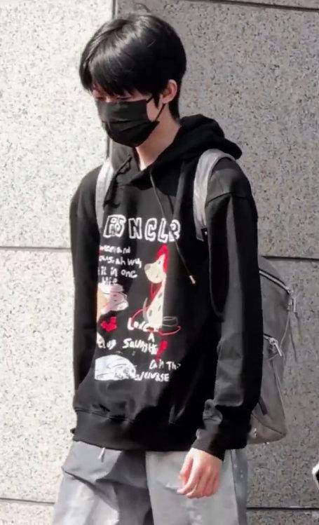 杨博文黑卫衣造型  黑卫衣新皮肤，此羊帅得不简单杨博文周扬