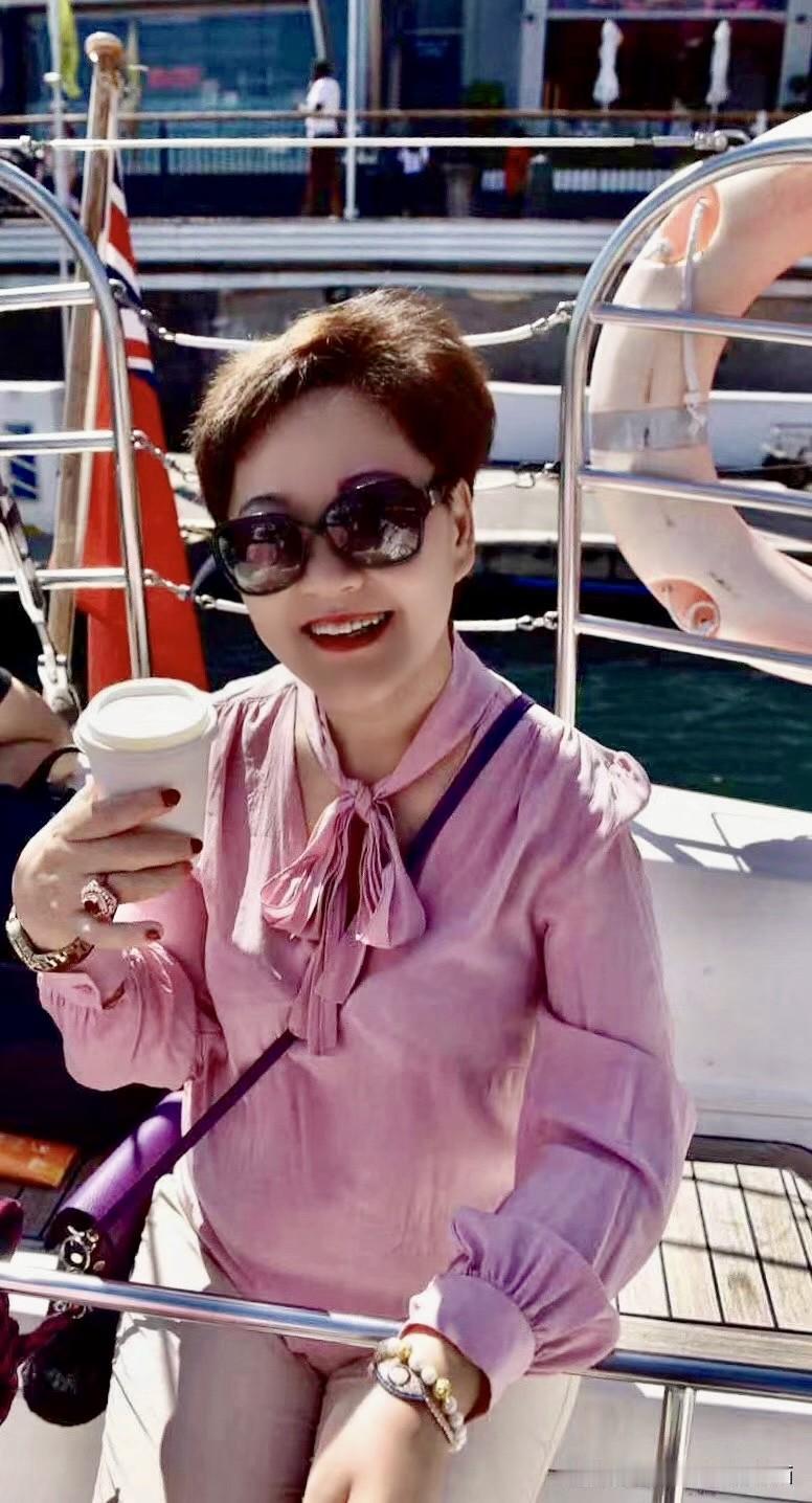 从来不需要刻意P图，我有专属的摄影师，专门上传一张2024年春节，我和摄影师在新