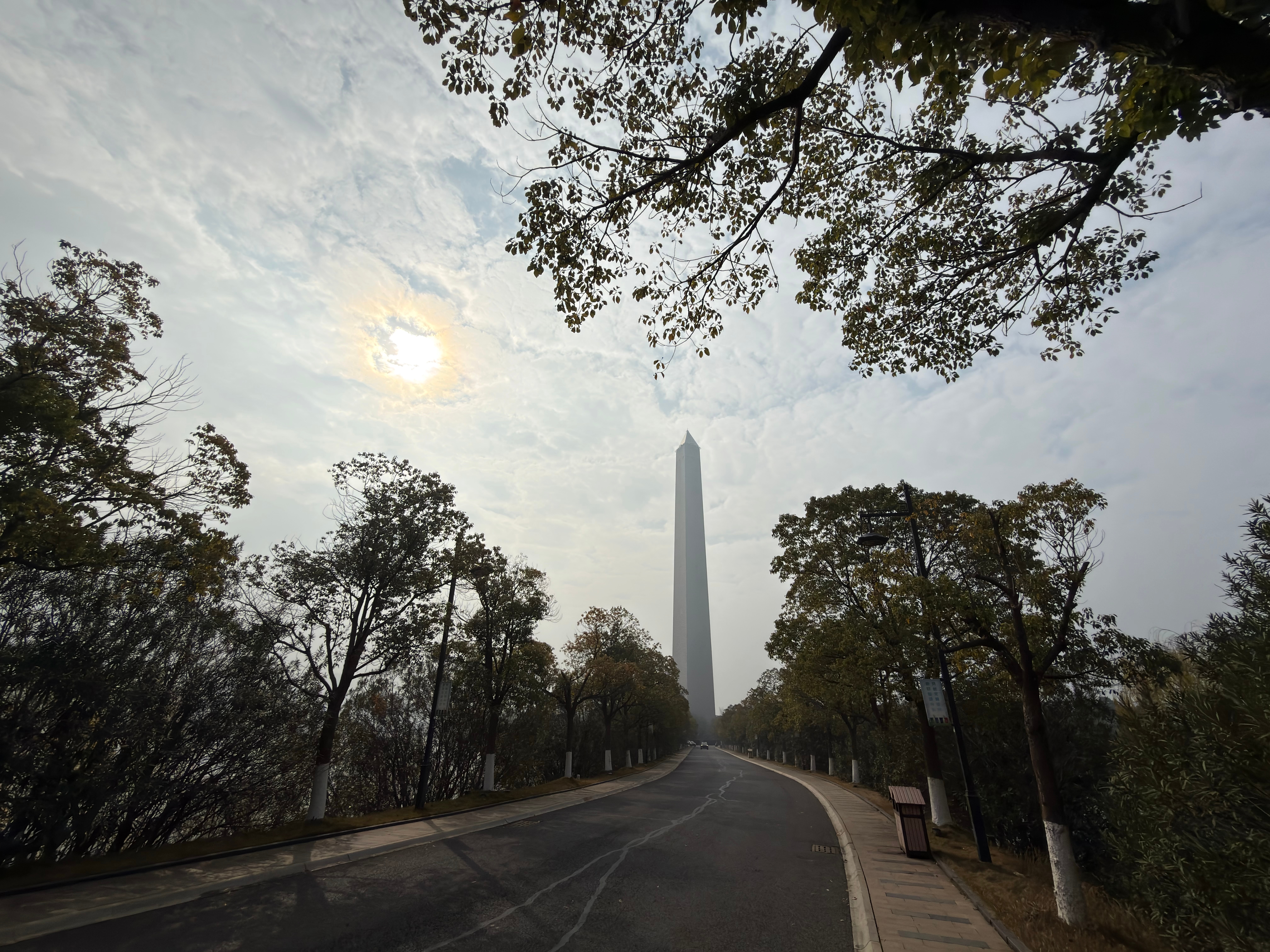 今天阳光不是太好，休假了带爸妈出来走走，路过九江市的“胜利塔”，这里就是为了纪念