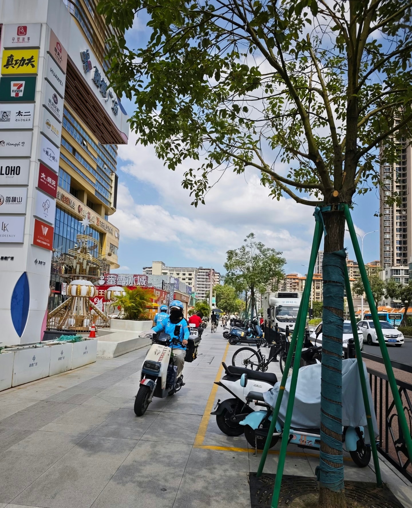 广东仅珠海仍全域禁止电动自行车不让骑电瓶车的城市，却没有地铁，感觉很不方便。没买