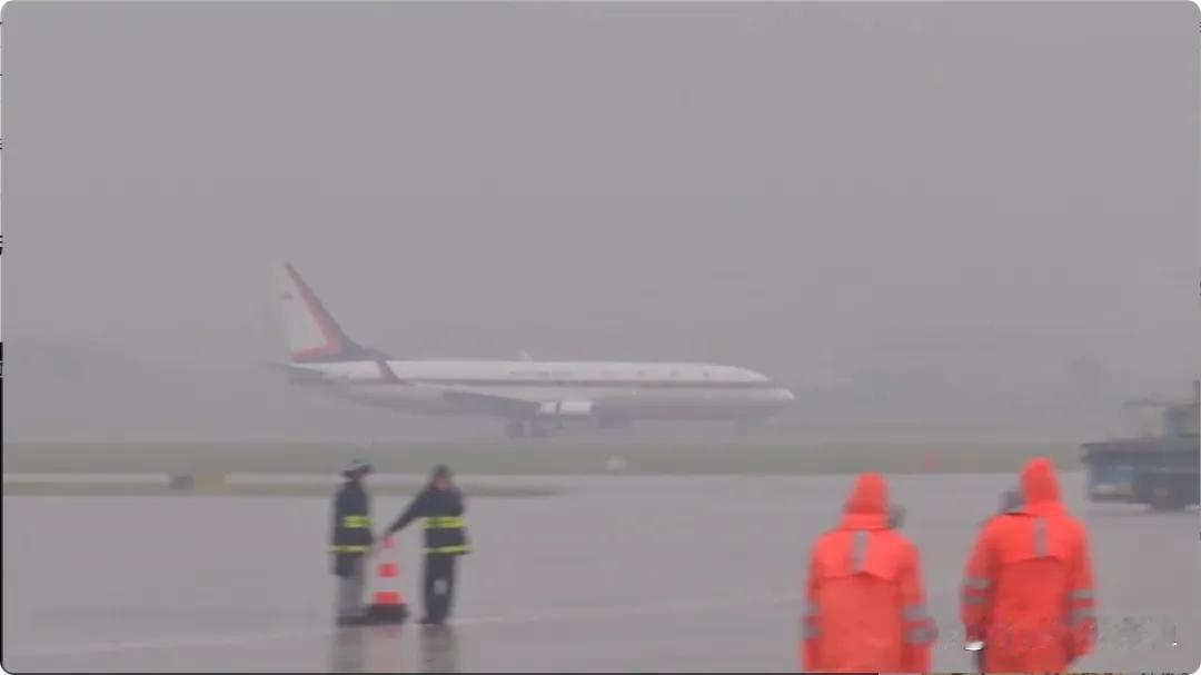 这恐怕是地球上的顶级浪漫了！

大雨滂沱中，74岁的泰王玛哈亲自驾驶飞机，副驾驶