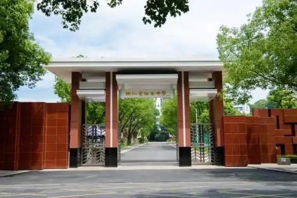 71岁身家5300亿，为何要把1个亿砸向一所县级中学？翻开历史才知道，他祖父钟子