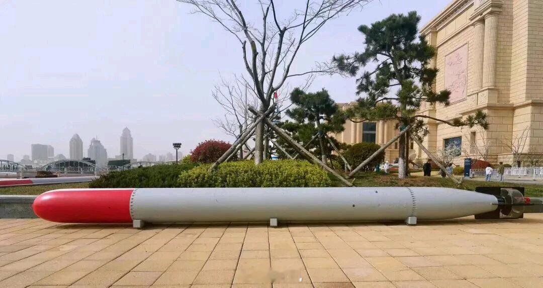 山东退役鱼雷被改成长椅山东游客歇脚坐的是真鱼雷大河新乡网10月28日消息，逛博物