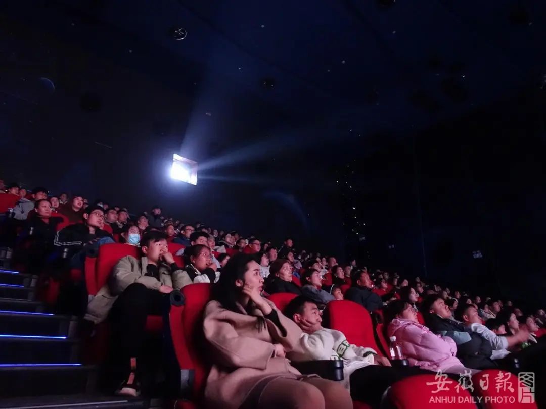 【#微短剧会成为电影的掘墓人吗#？】今年以来，中国电影市场出现阶段性收缩。公开数