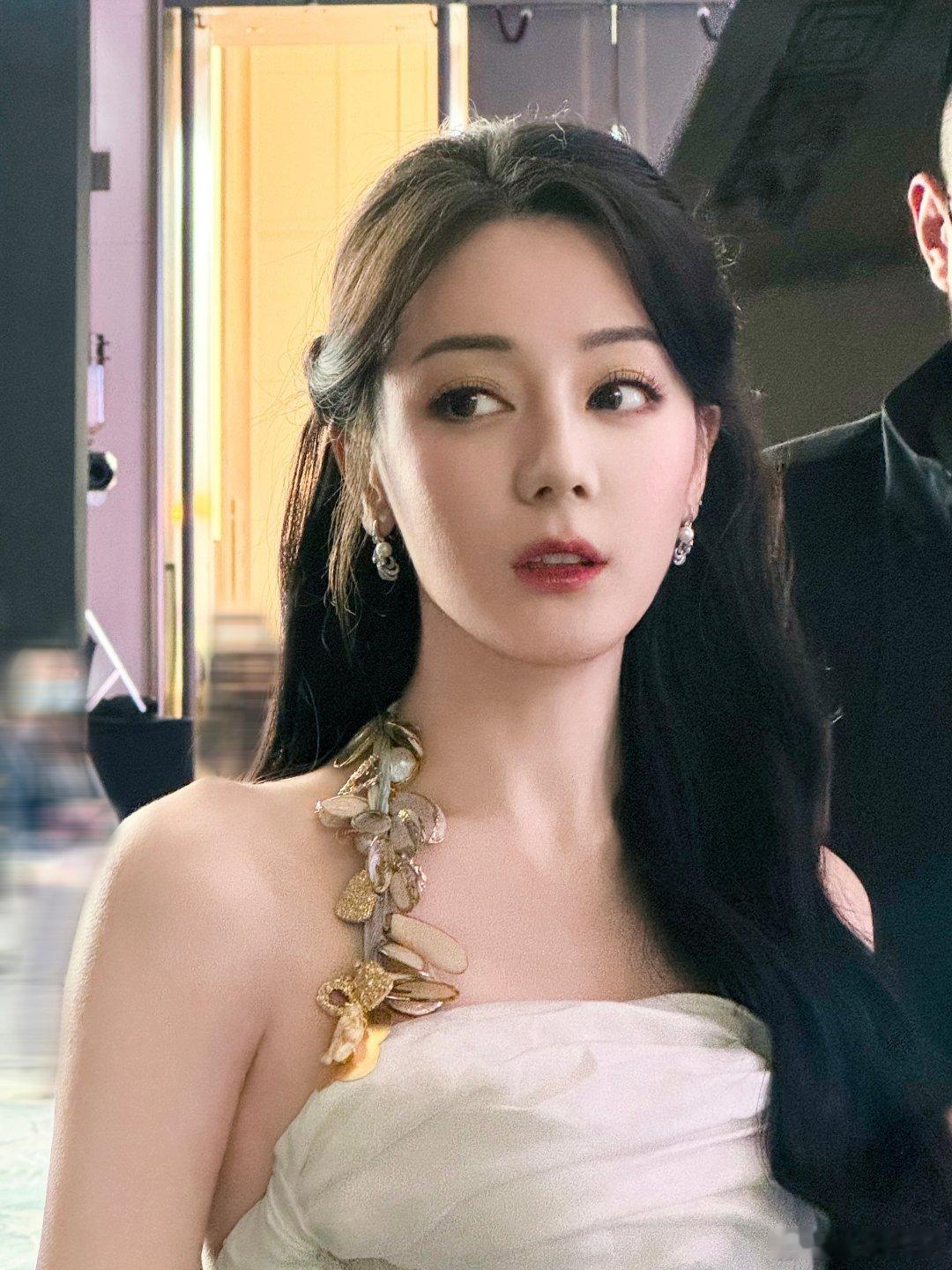 #迪丽热巴脸颊花# 好美#迪丽热巴吊带都是小花# ​​​