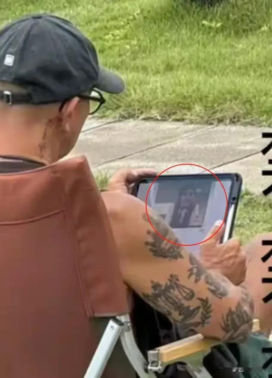 太假了！感觉具俊晔像在做秀摆拍！

剧情如下：烈日炎炎，具俊晔坐在大S墓房，深情