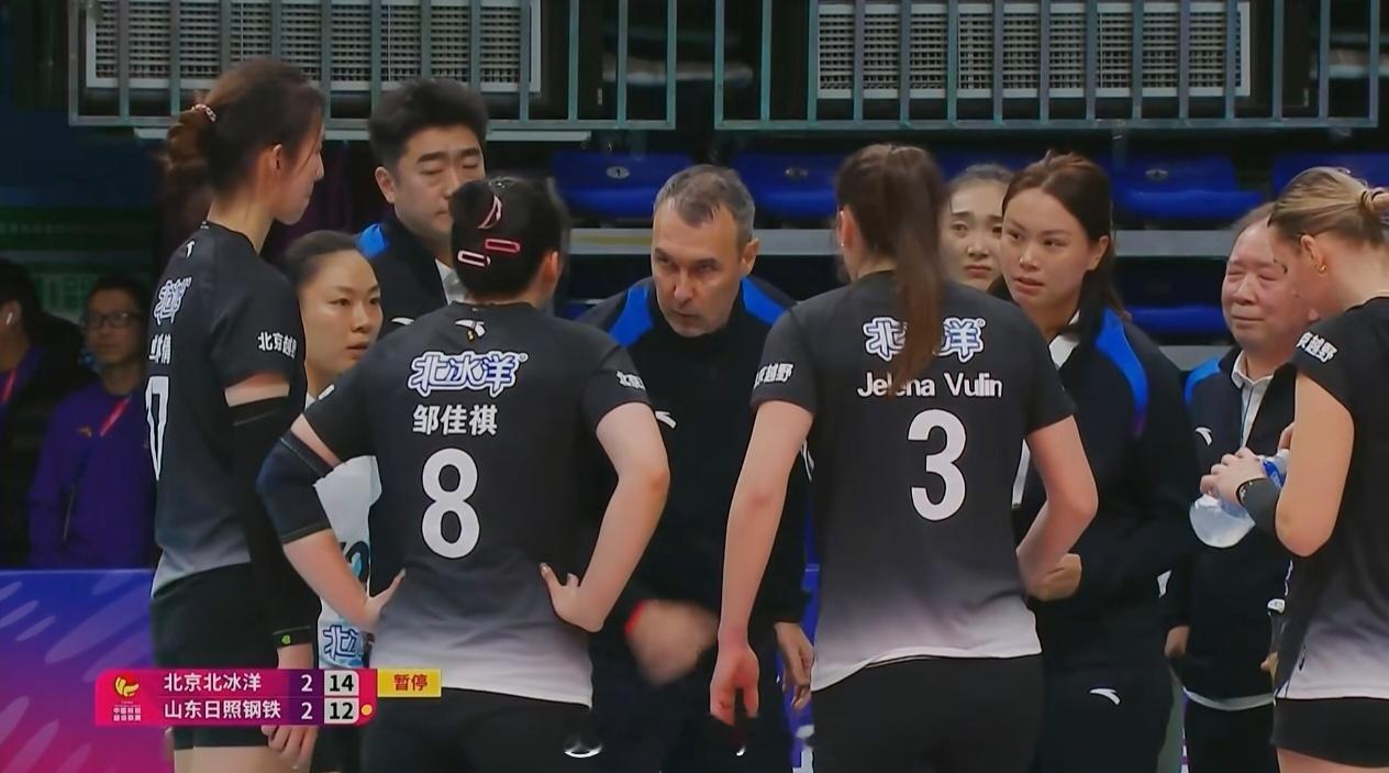 后知后觉地发现，曾春蕾已经进入了北京女排教练组排超联赛2025-2026中国排球