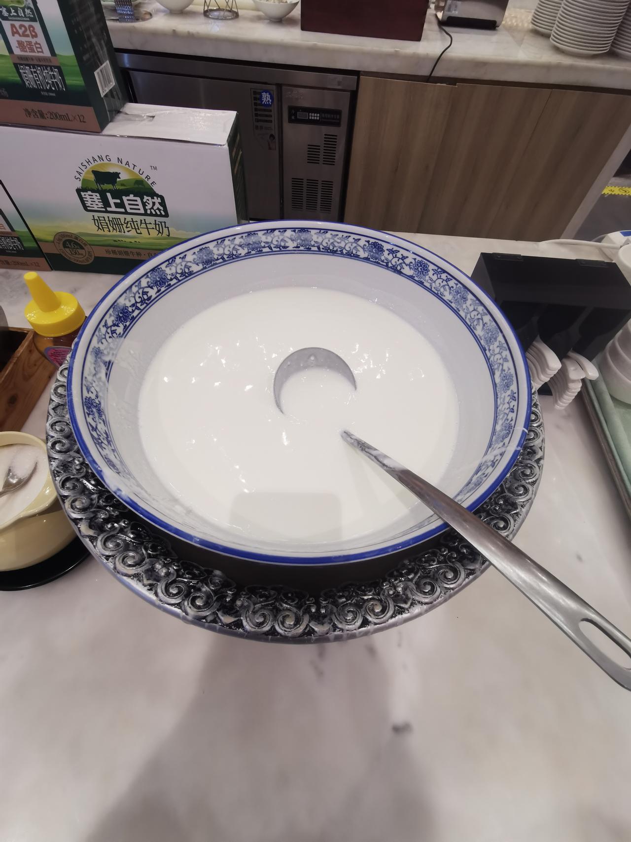 在别地方吃酸奶是用小杯子，在这里使用大盆，而且这里的酸奶是原始的，没加糖的。这就