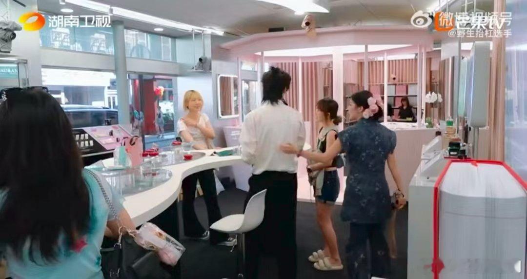 赵昭仪的失落张予曦秒懂 赵昭仪因小插曲低落，张予曦秒懂并暖心安慰，从失落哭到破涕