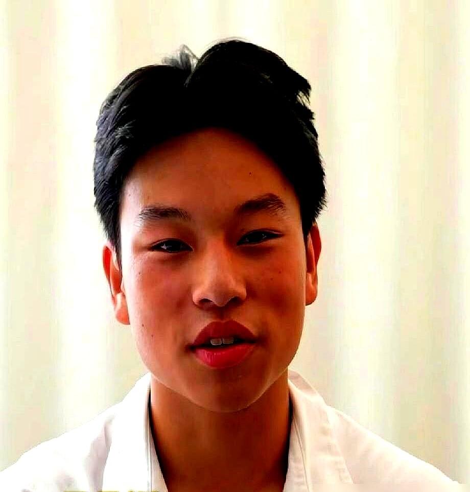 “教练，现在我可以好好踢了。”

15岁的吕孟洋，在俱乐部试训中一直收着踢，传球