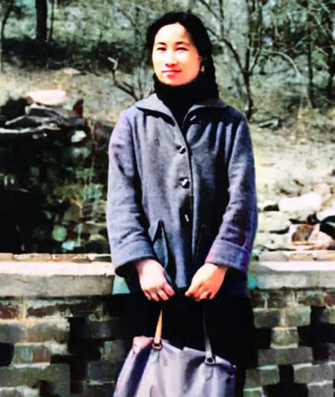 1962年，屠呦呦赴海南工作临行前留影。镜头中的女子穿着朴素，提着拎包，她的相貌