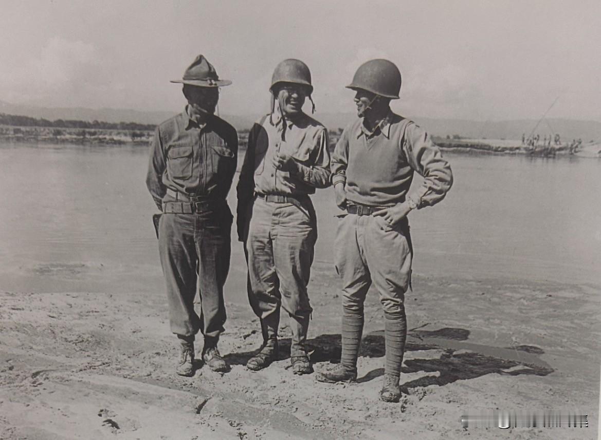 1945年1月17日，缅甸南坎，戈登•C. 西格雷夫中校、驻缅甸盟军炮兵司令乔治