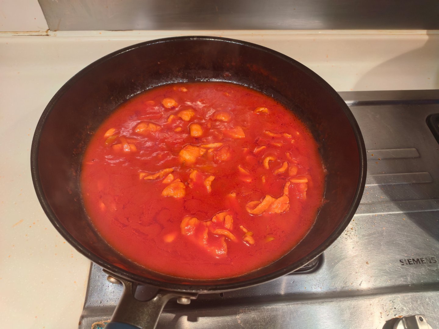 晚上吃肉片西红柿面，我这是专门整治不吃菜的人的搞法，直接青菜和面条一起煮，菜比面