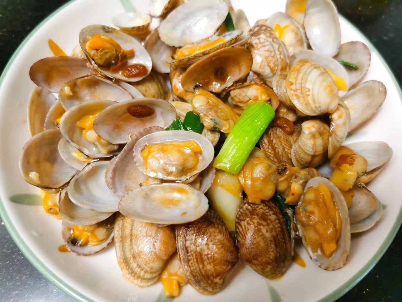 两人食，晚餐在家这样吃，简单干净营养，三菜没有汤白饭任装。炒花甲、白灼菜心、瘦肉