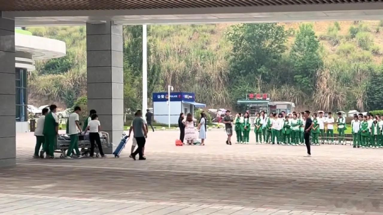 男生病重全班赶来合拍毕业照上学时一个都不能少，毕业也一个都不能少。四川南充一名初